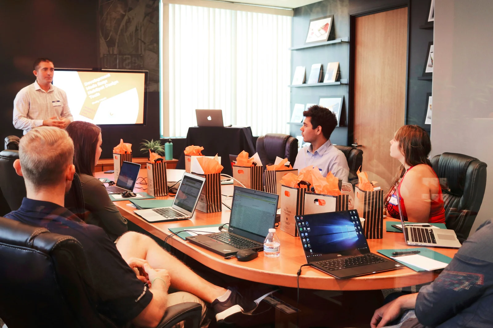 Equipo de trabajo en oficina